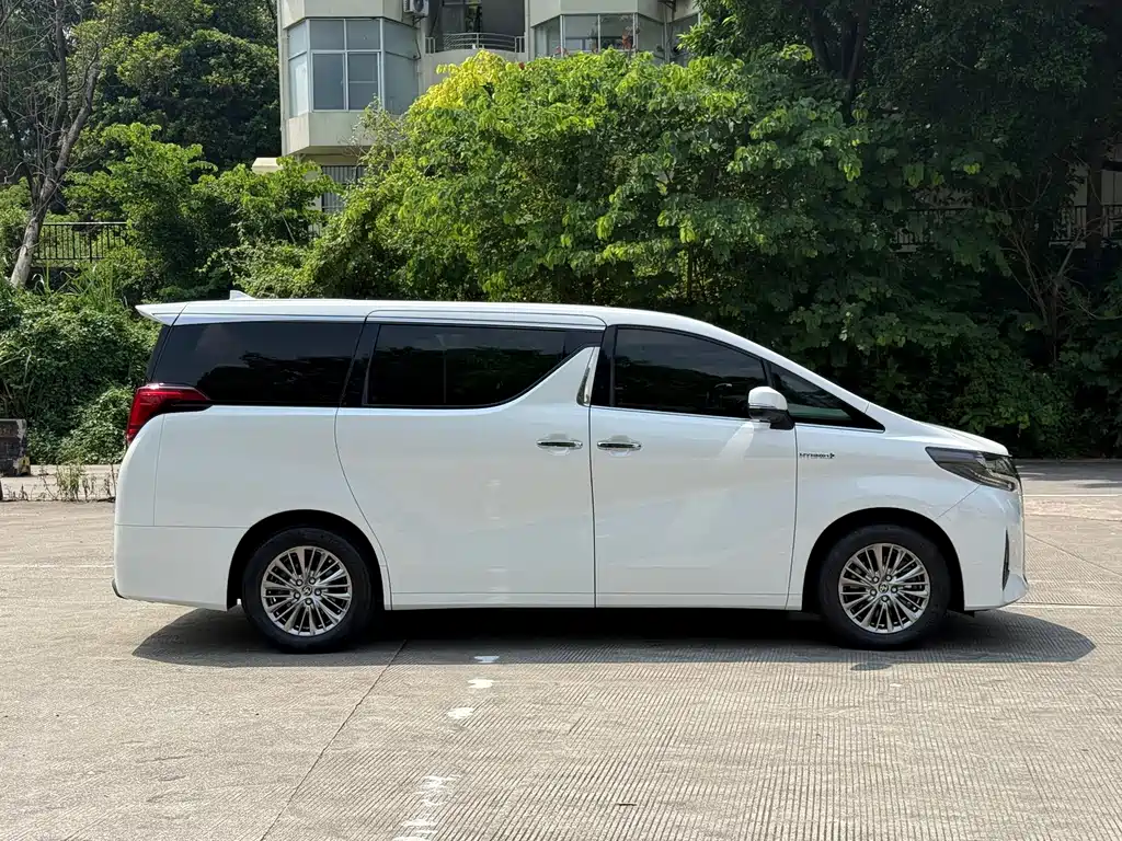 Toyota Alphard — фото 3