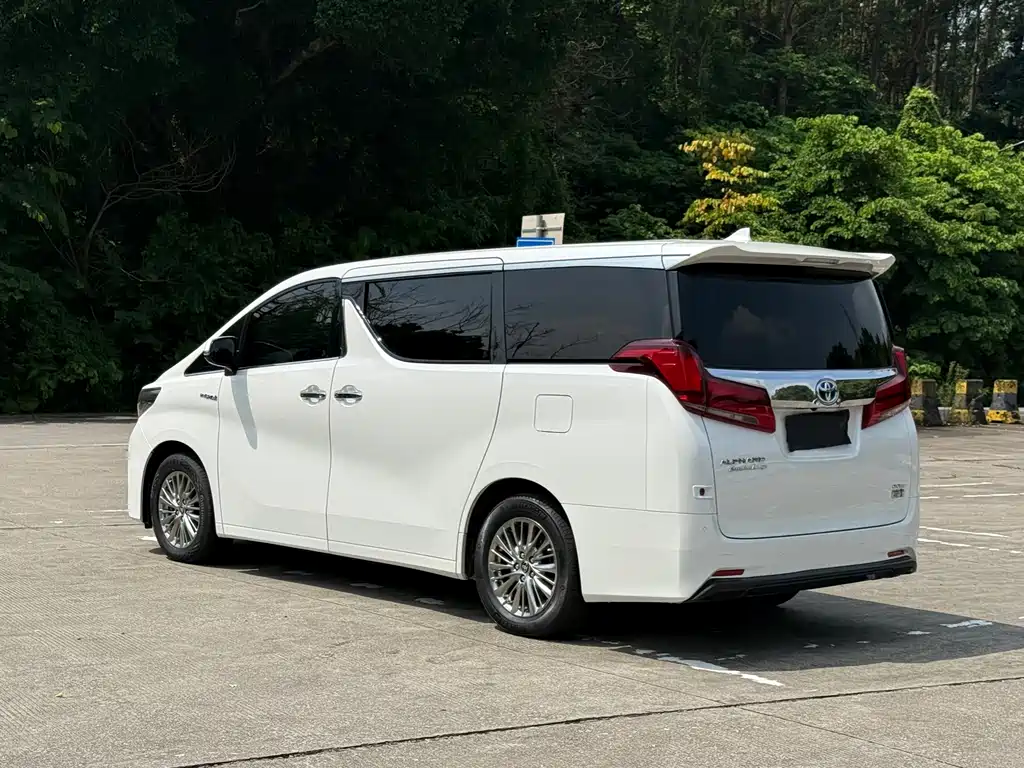 Toyota Alphard — фото 4