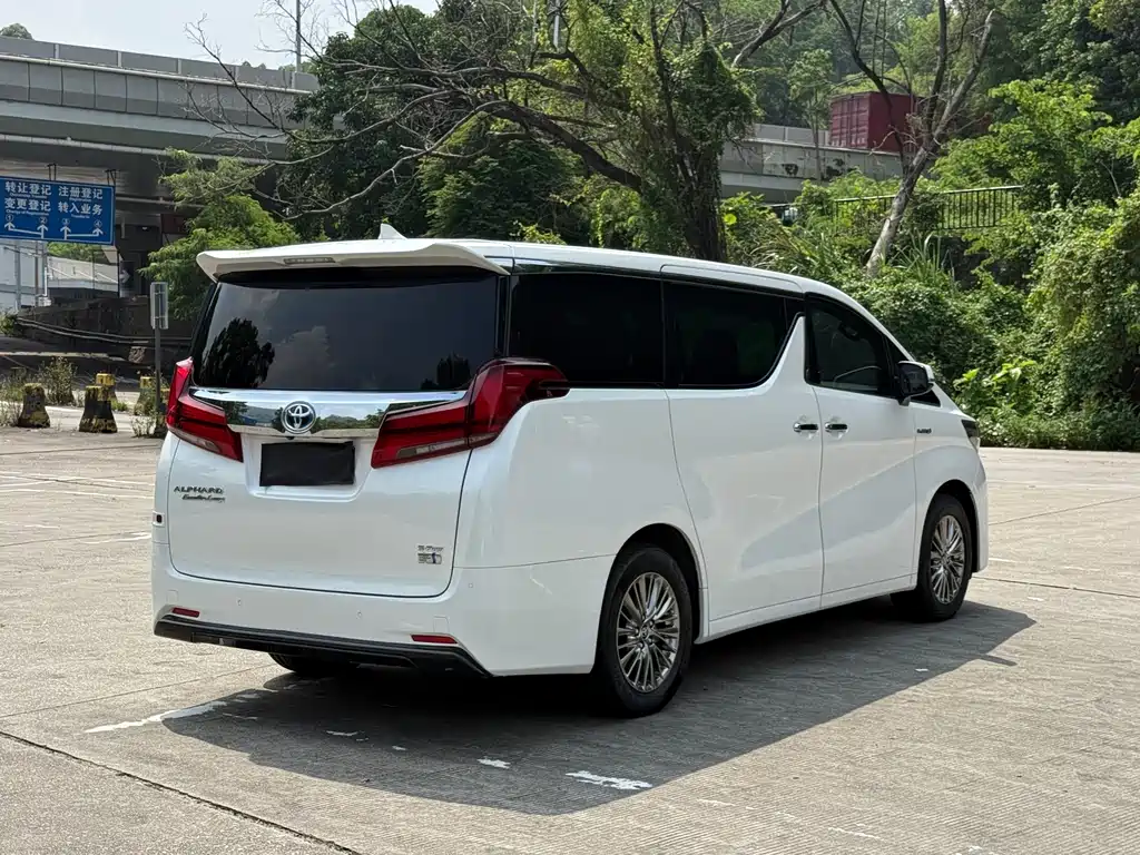 Toyota Alphard — фото 5