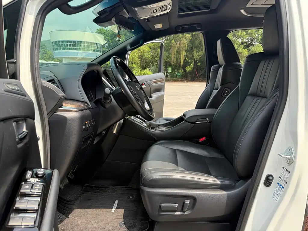 Toyota Alphard — фото 6