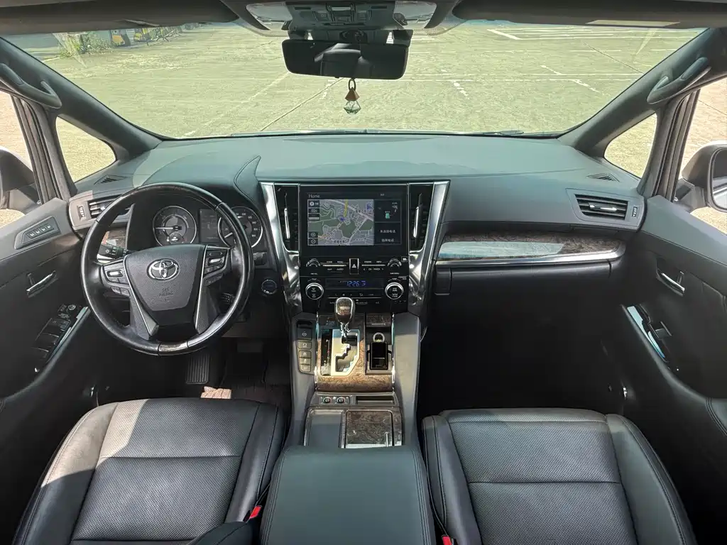 Toyota Alphard — фото 8