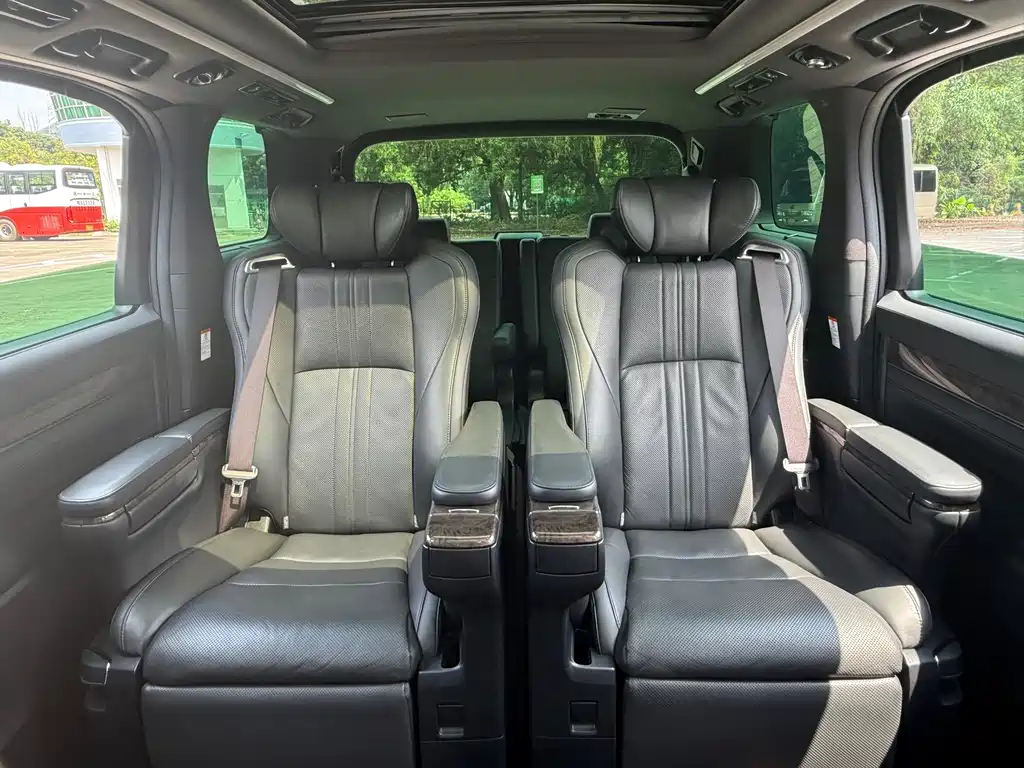 Toyota Alphard — фото 9