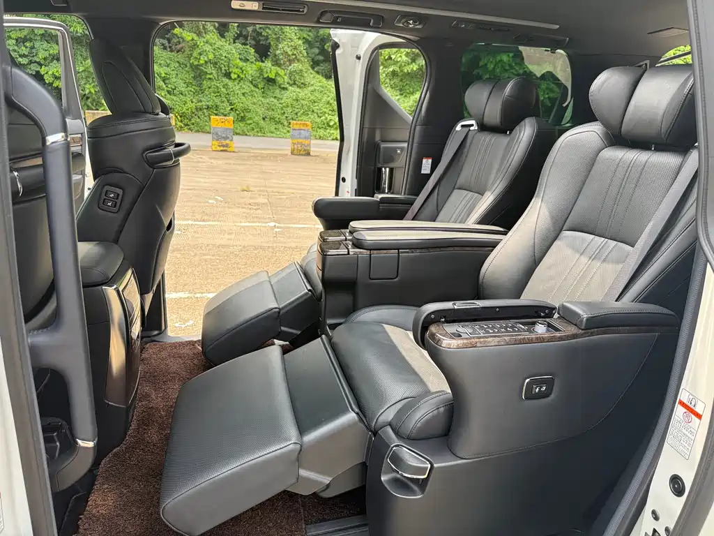 Toyota Alphard — фото 10