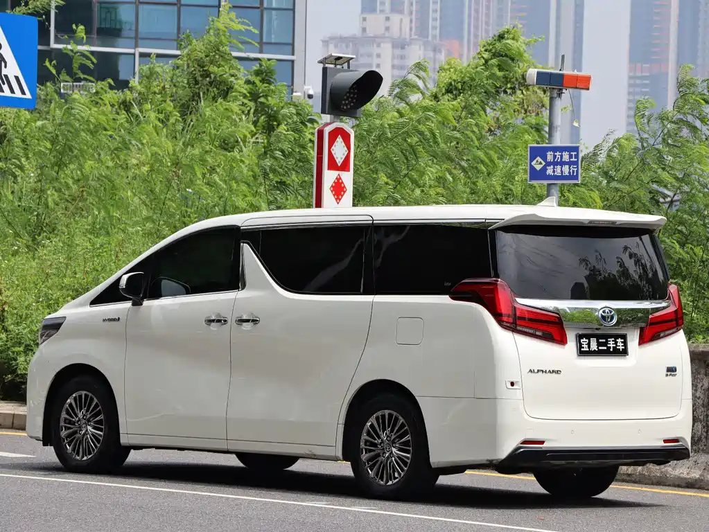Toyota Alphard — фото 4