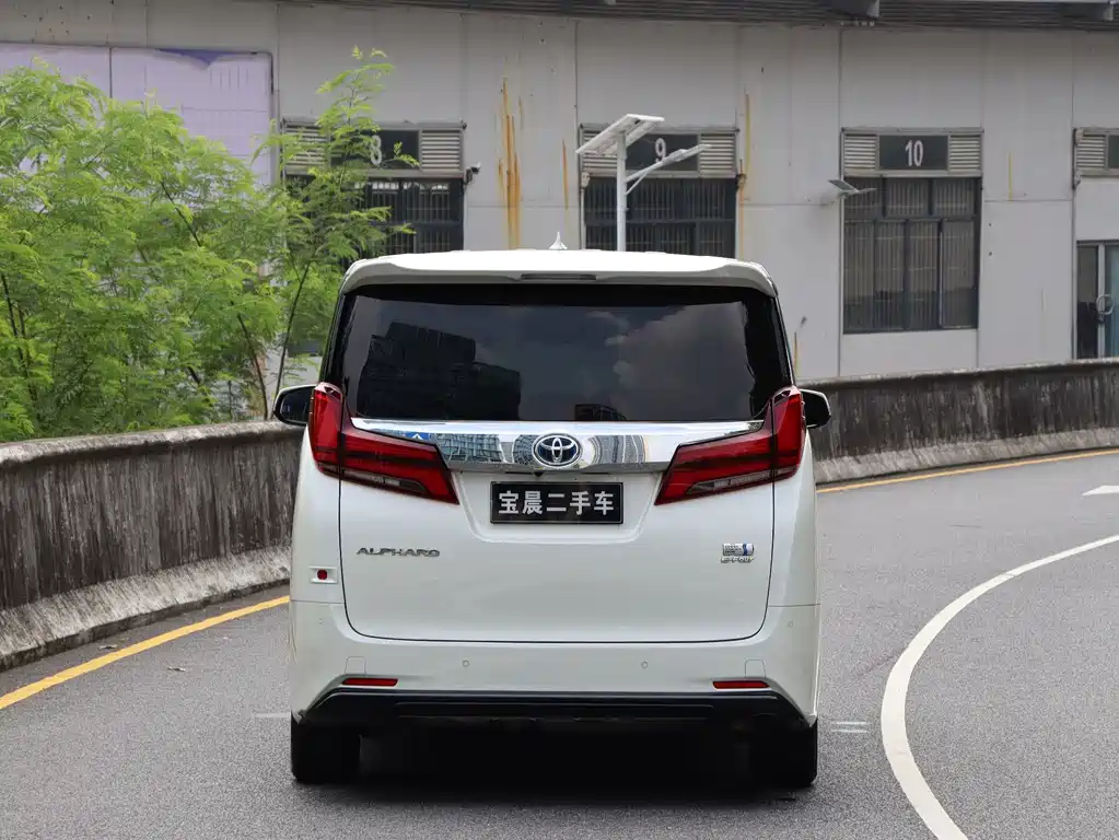 Toyota Alphard — фото 5