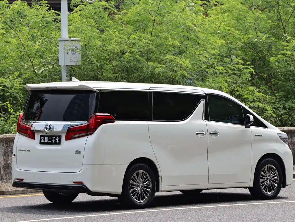 Toyota Alphard — фото 6