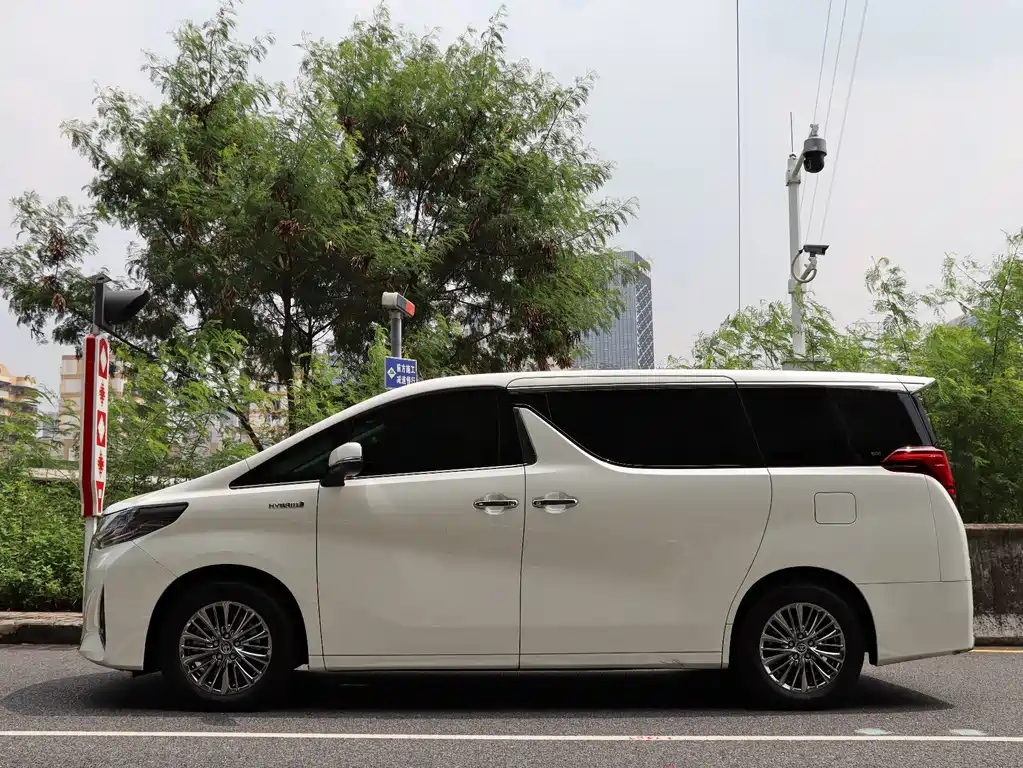 Toyota Alphard — фото 7