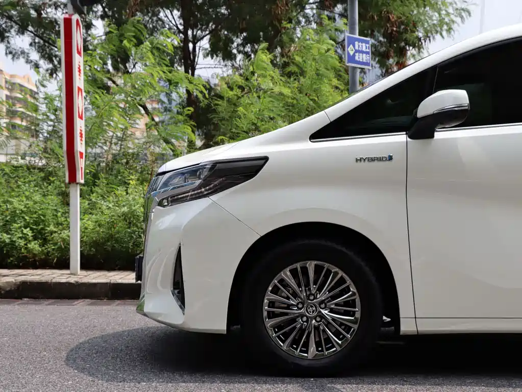 Toyota Alphard — фото 8