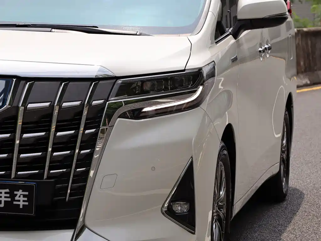 Toyota Alphard — фото 9