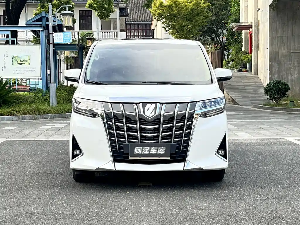 Toyota Alphard — фото 2