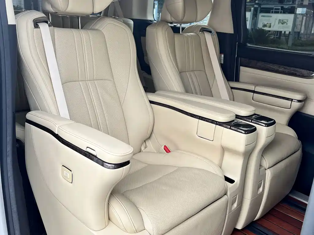 Toyota Alphard — фото 13