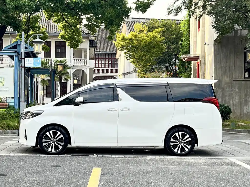 Toyota Alphard — фото 4