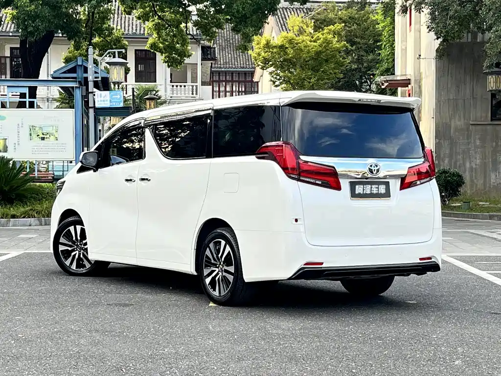 Toyota Alphard — фото 5