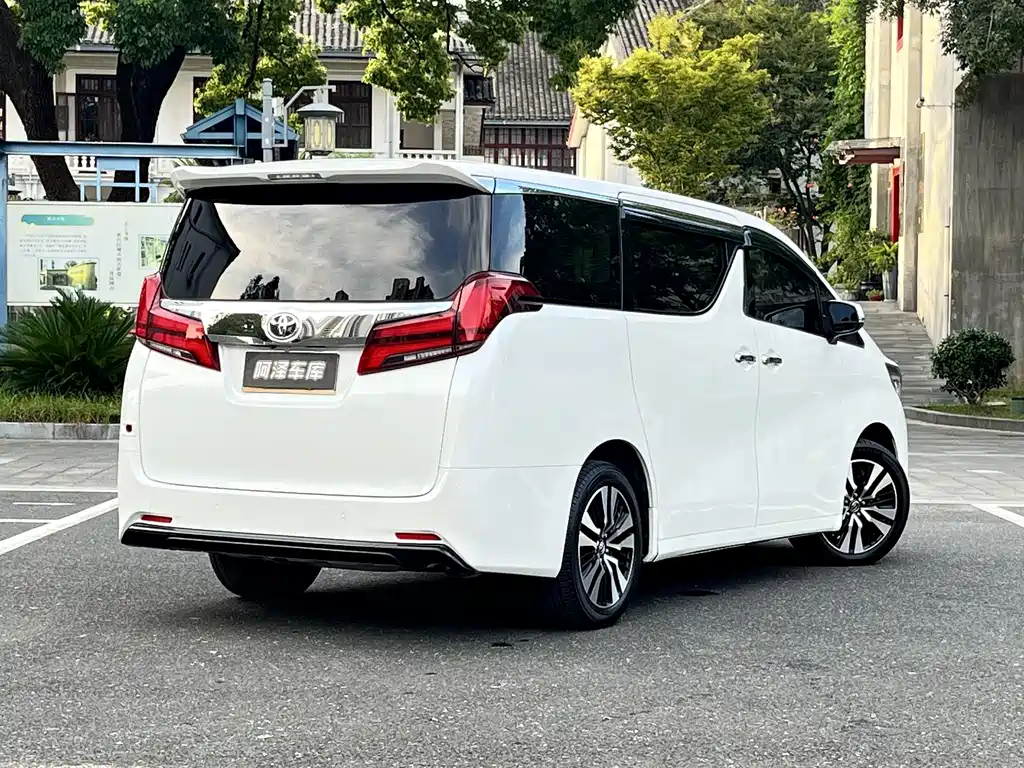Toyota Alphard — фото 7