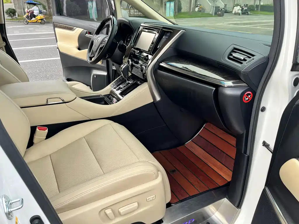 Toyota Alphard — фото 9