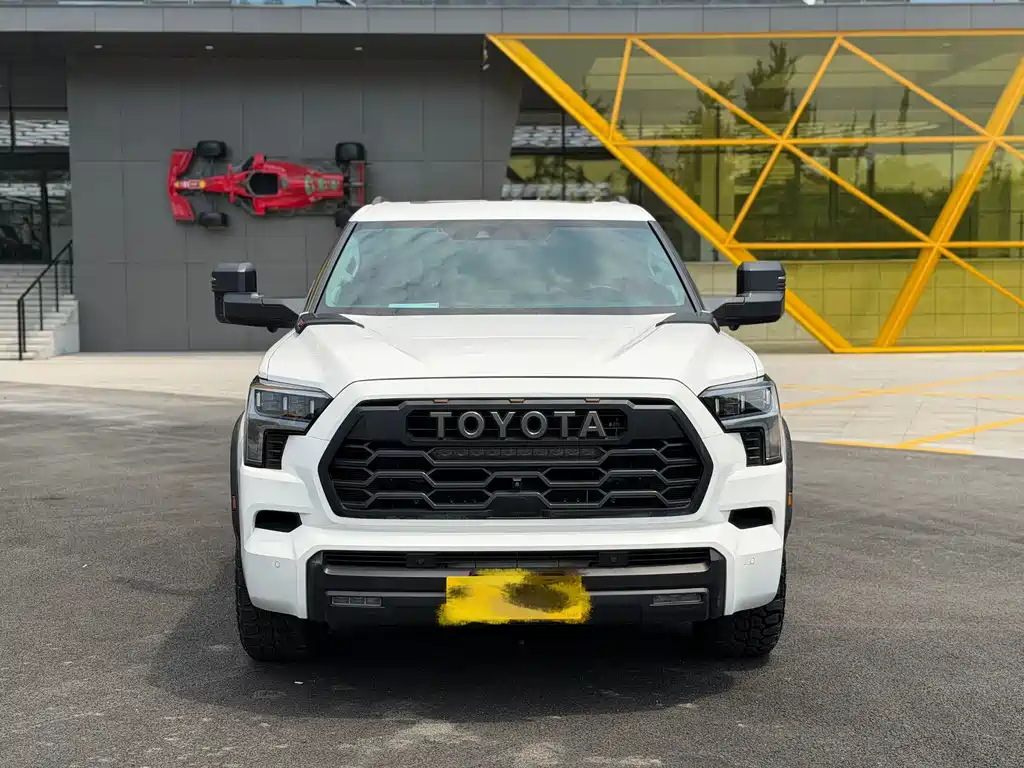 Toyota Sequoia — фото 2