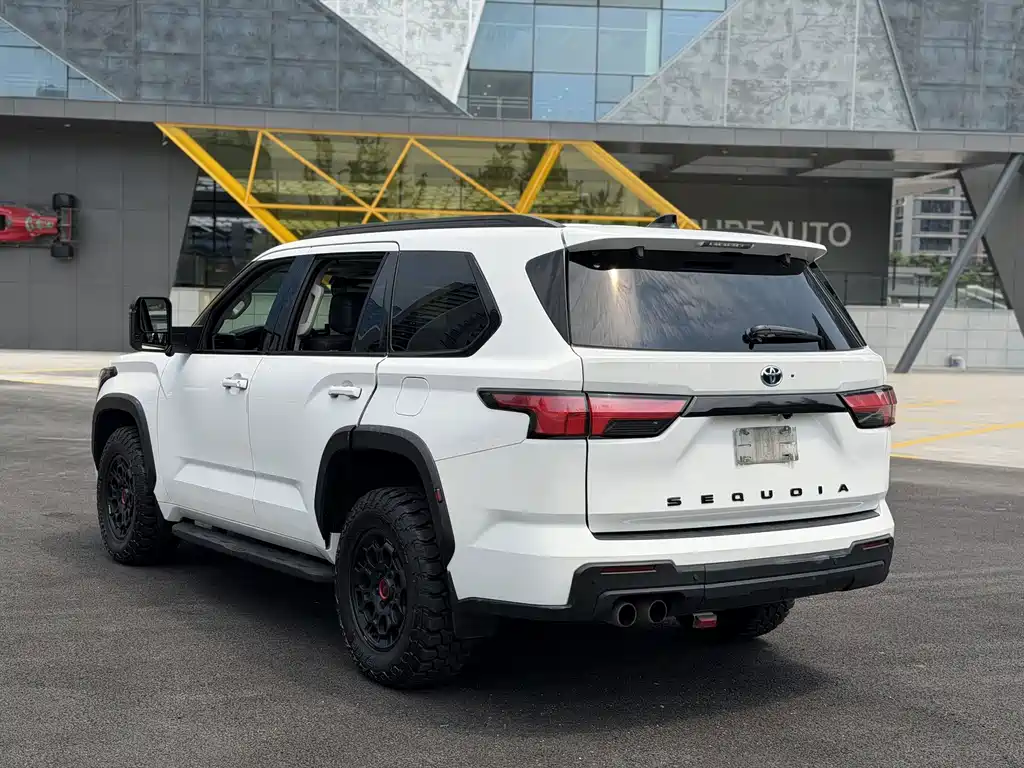 Toyota Sequoia — фото 4