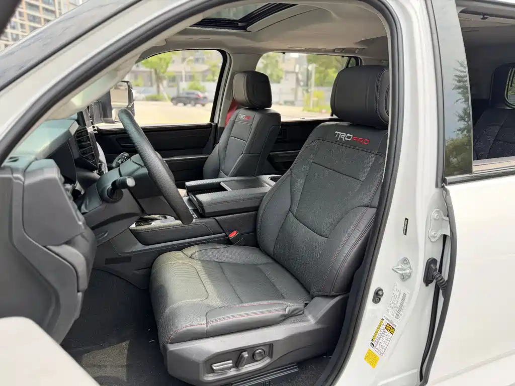 Toyota Sequoia — фото 9