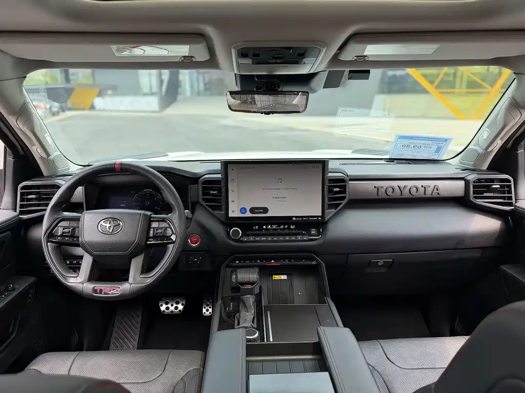 Toyota Sequoia — фото 10