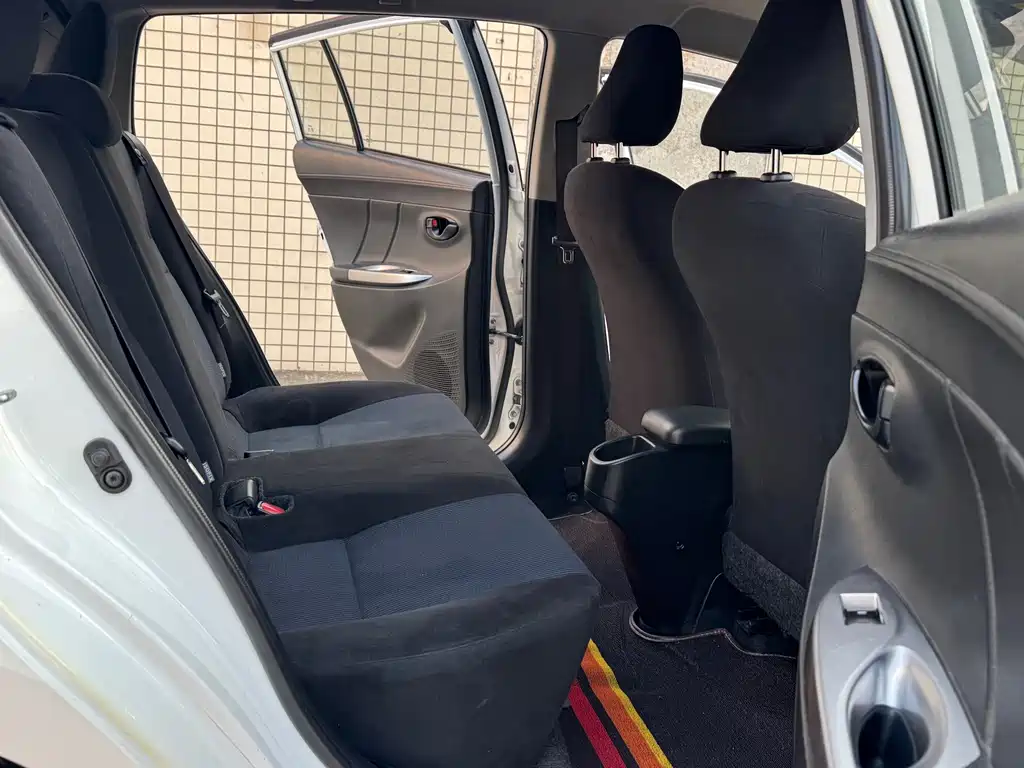Toyota Yaris L — фото 11