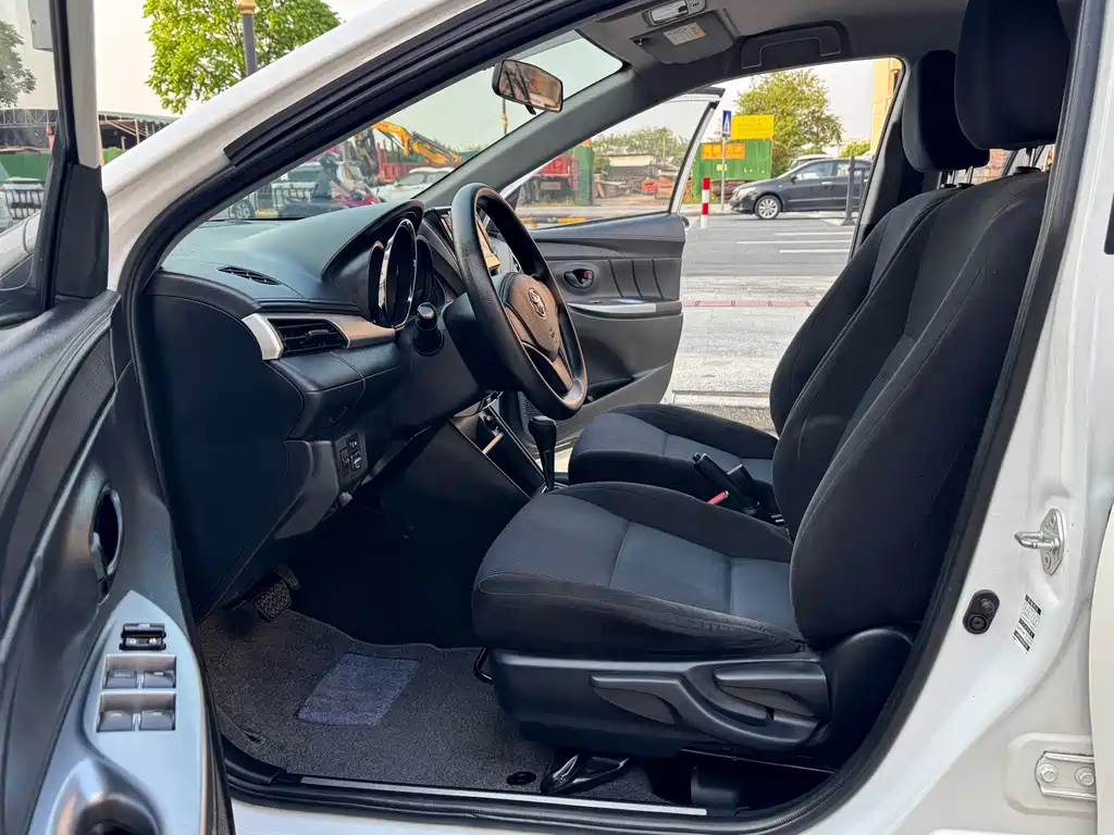Toyota Yaris L — фото 13
