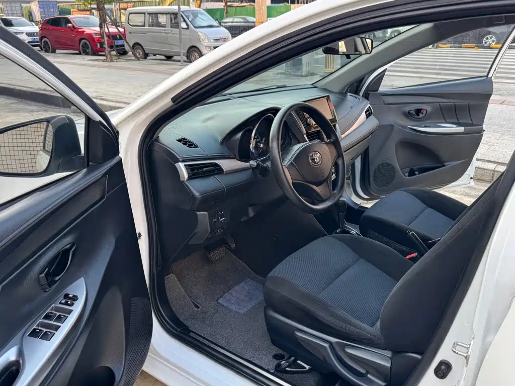 Toyota Yaris L — фото 14