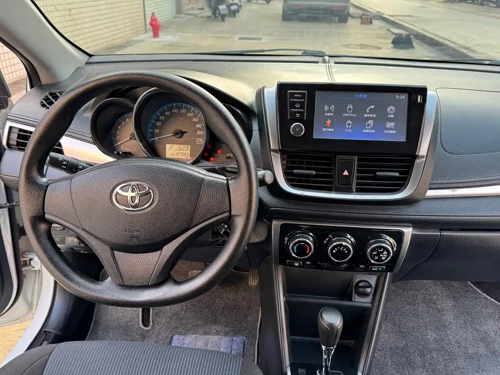 Toyota Yaris L — фото 15