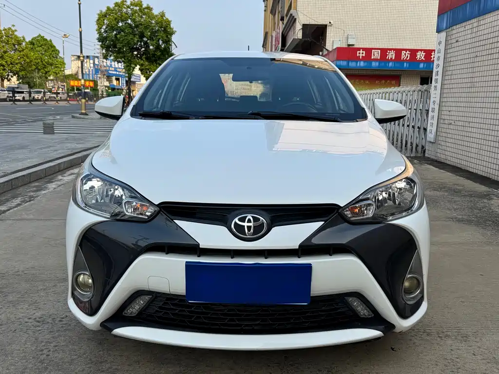 Toyota Yaris L — фото 3