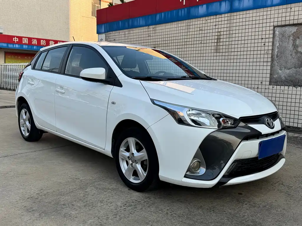 Toyota Yaris L — фото 4