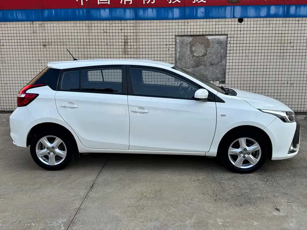 Toyota Yaris L — фото 5