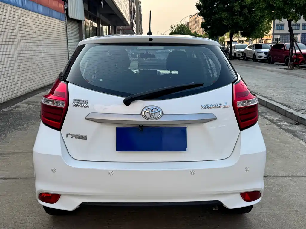 Toyota Yaris L — фото 7