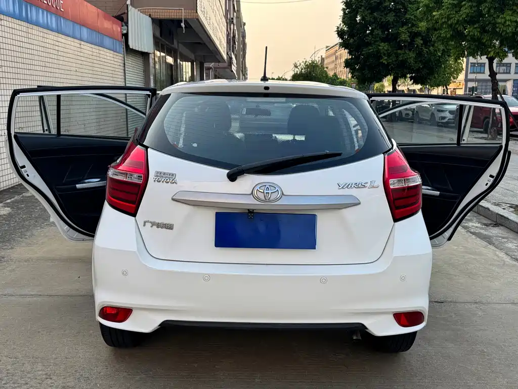 Toyota Yaris L — фото 8