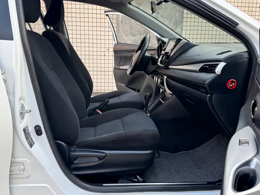 Toyota Yaris L — фото 10