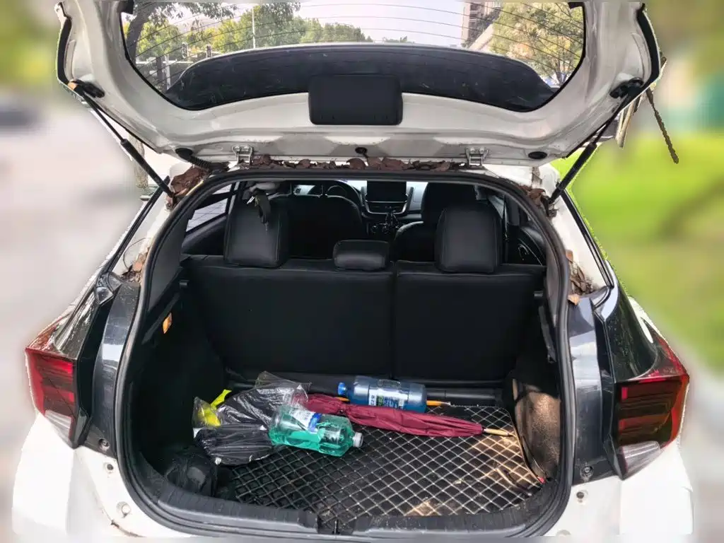 Toyota Yaris L — фото 15