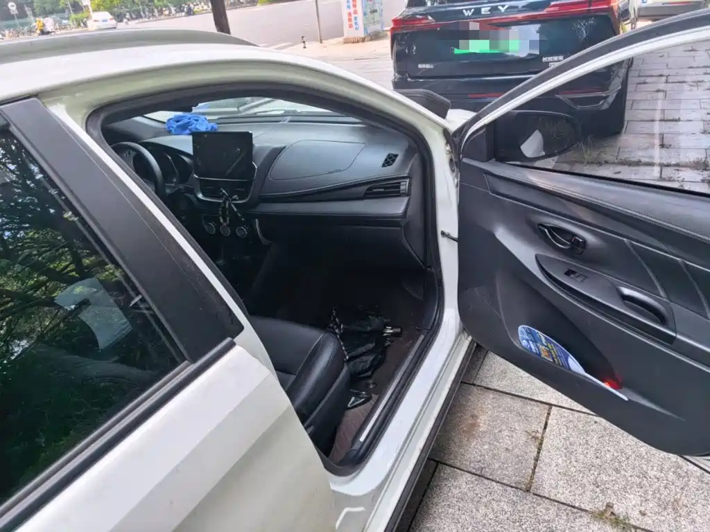 Toyota Yaris L — фото 19