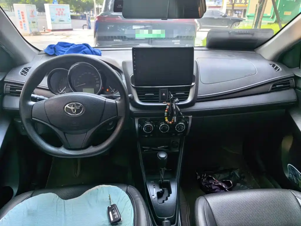 Toyota Yaris L — фото 5