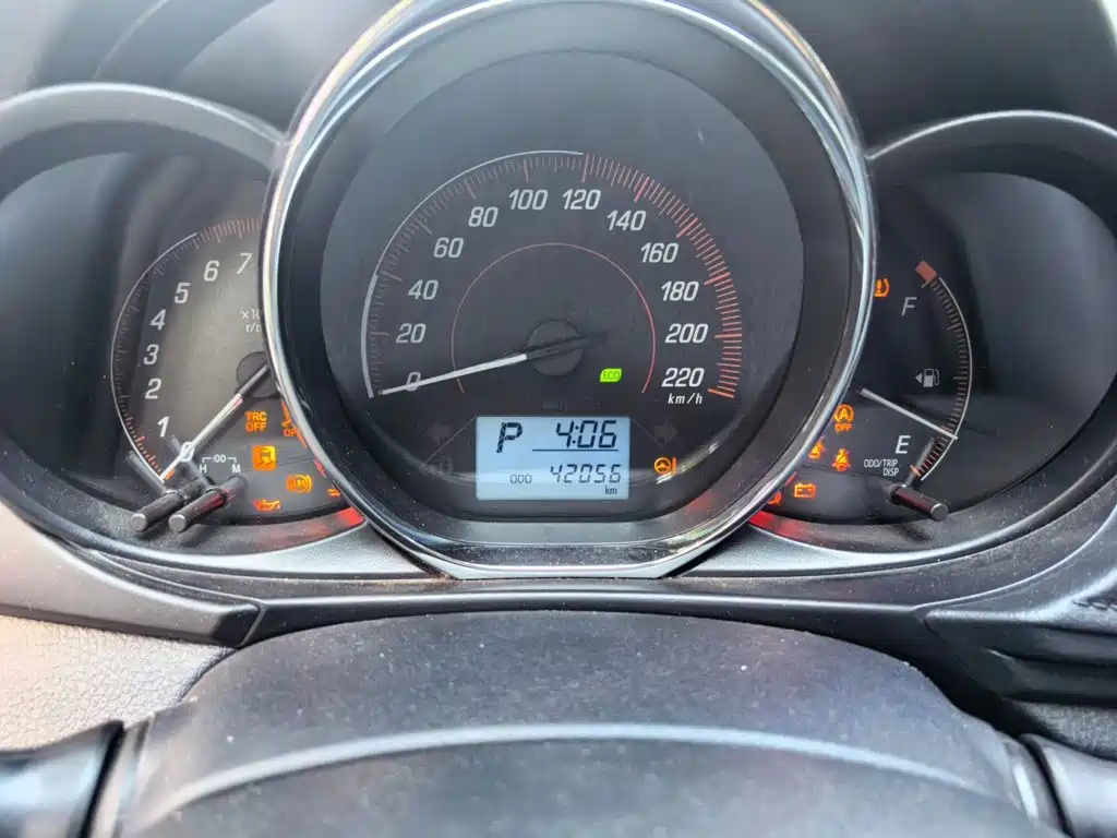 Toyota Yaris L — фото 7