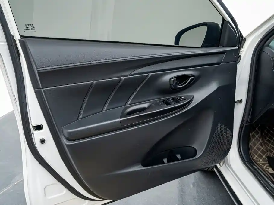Toyota Yaris L — фото 11