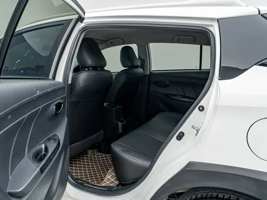Toyota Yaris L — фото 17