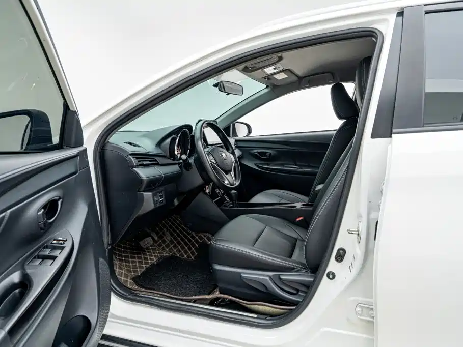 Toyota Yaris L — фото 9