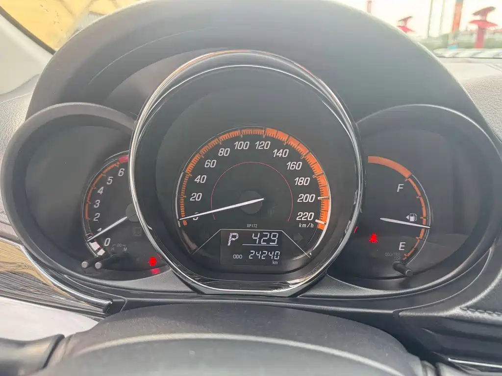 Toyota Yaris L — фото 15