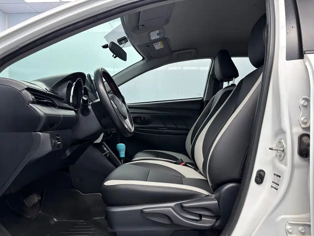 Toyota Yaris L — фото 4