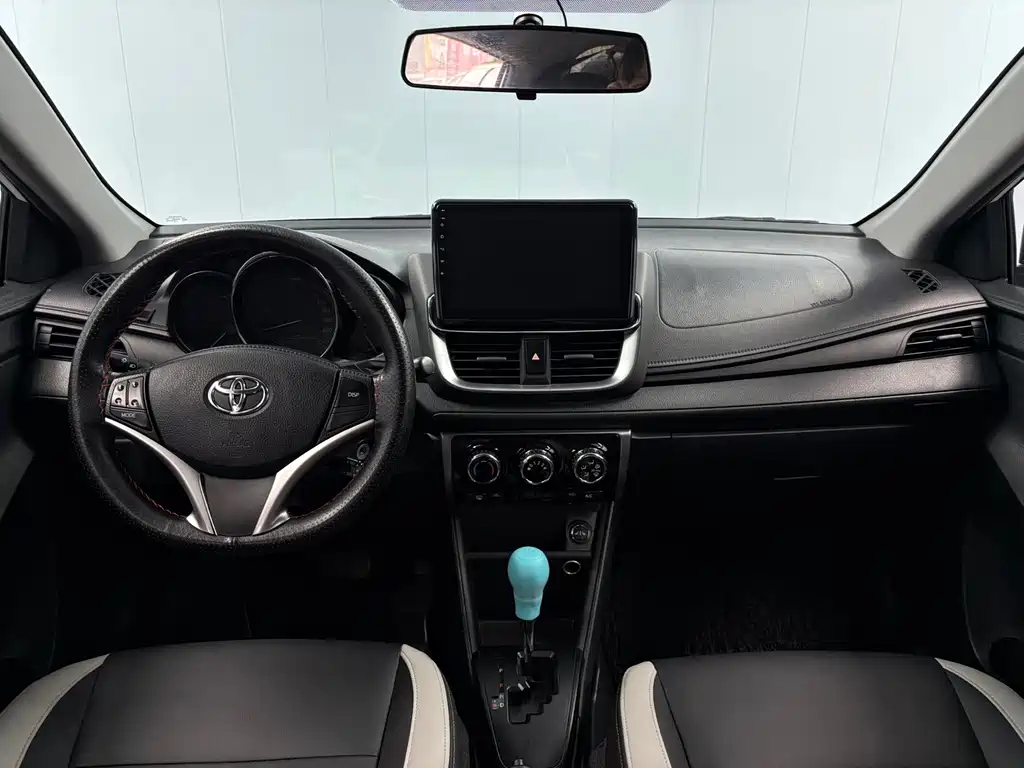 Toyota Yaris L — фото 7