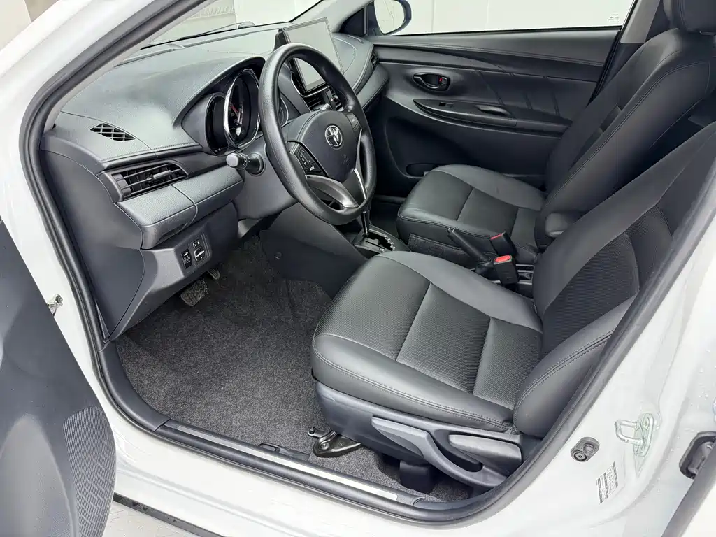 Toyota Yaris L — фото 14
