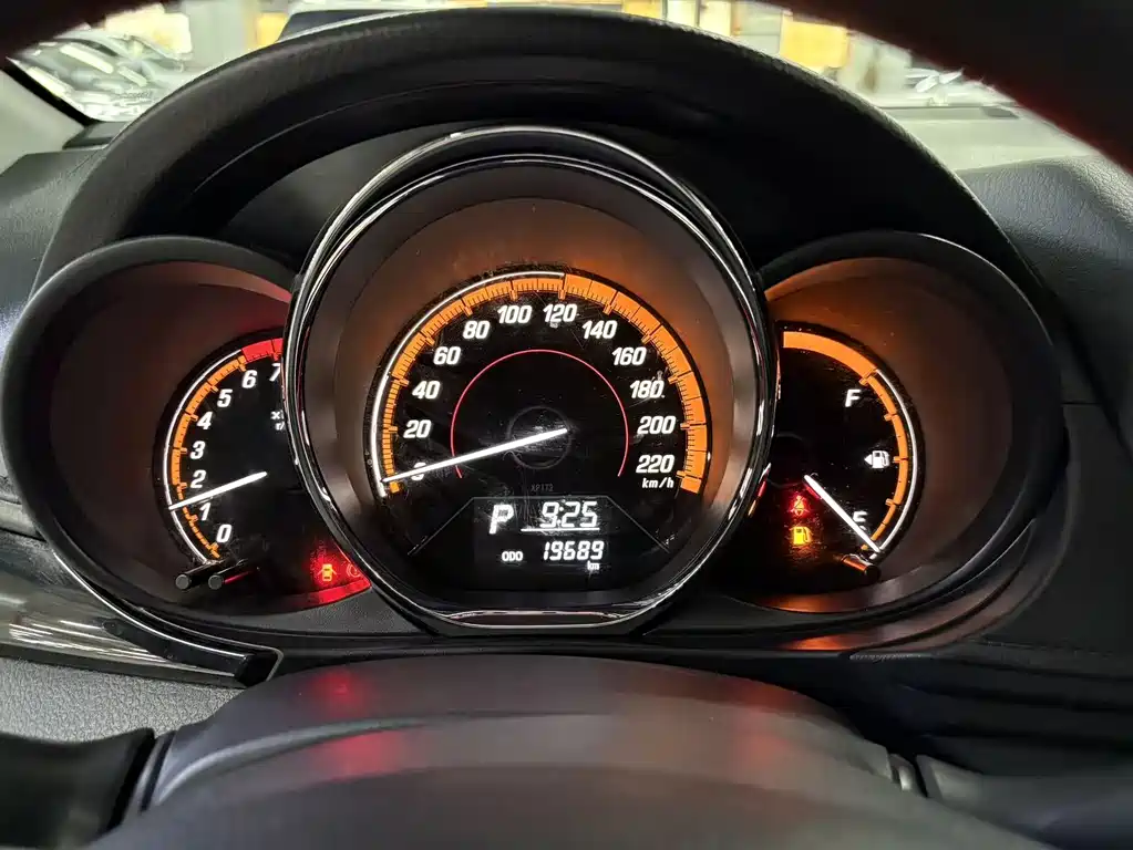 Toyota Yaris L — фото 4