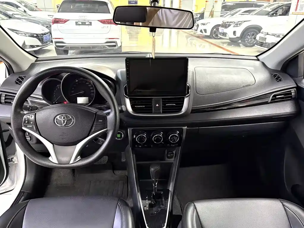 Toyota Yaris L — фото 7