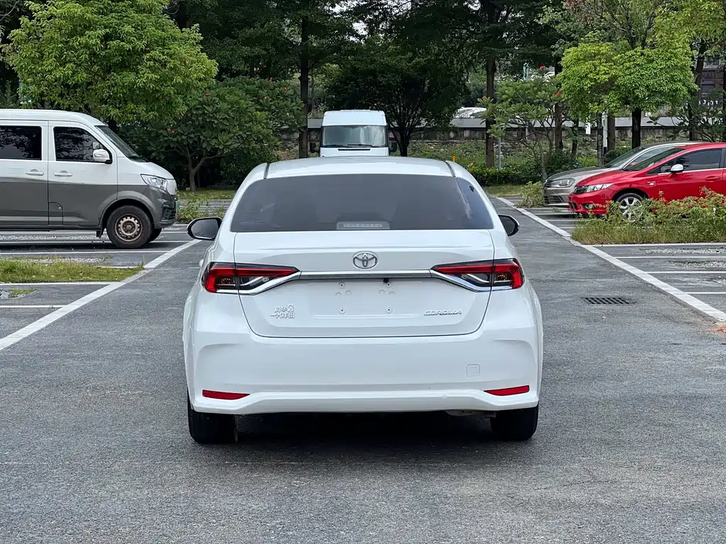 Toyota Corolla — фото 5