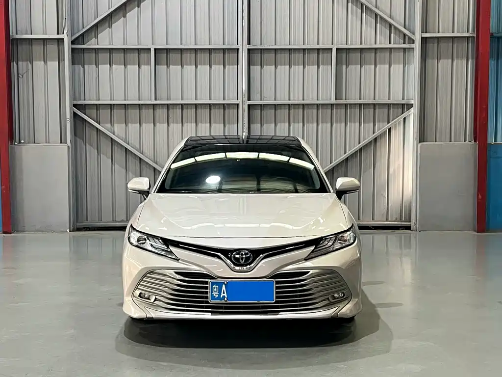 Toyota Camry — фото 2