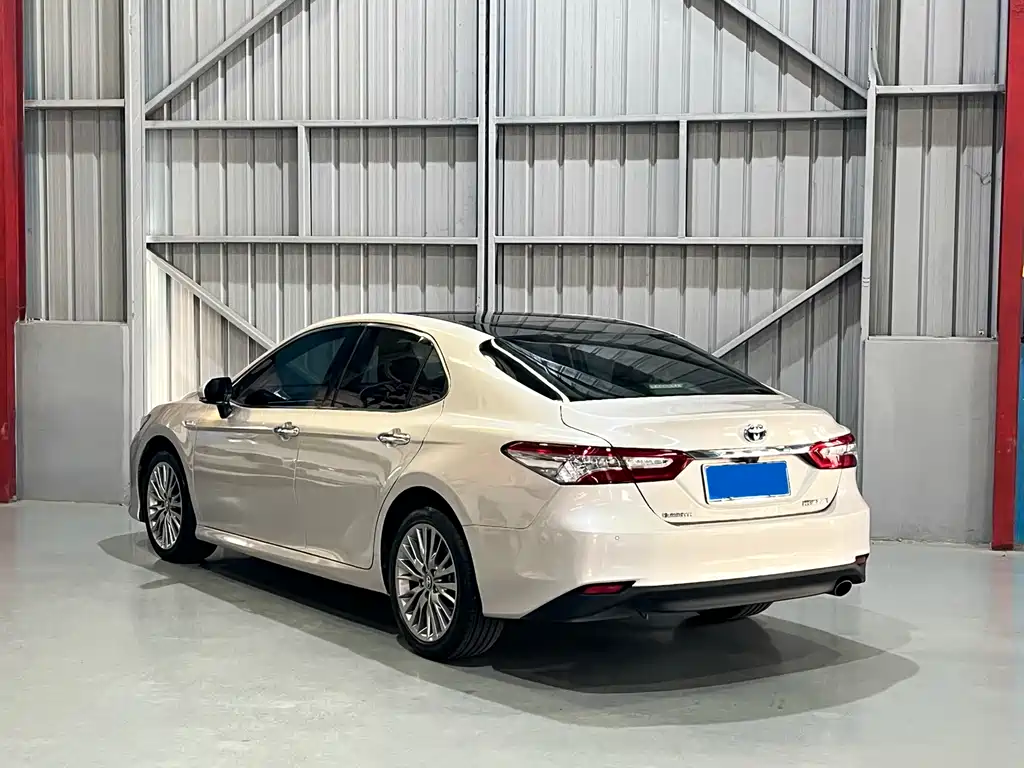 Toyota Camry — фото 9