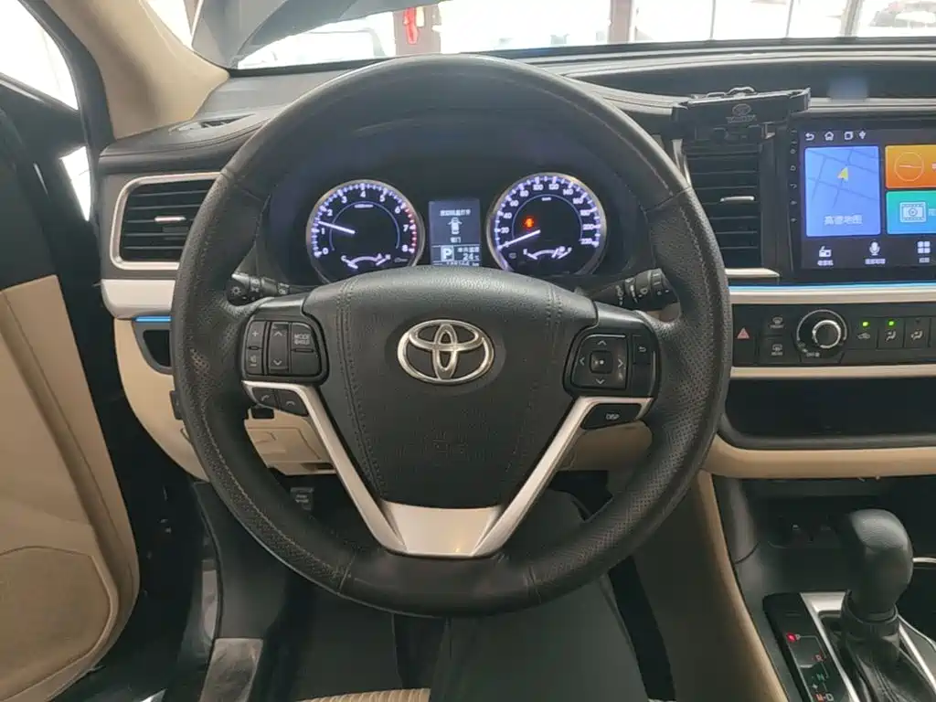 Toyota Highlander — фото 11